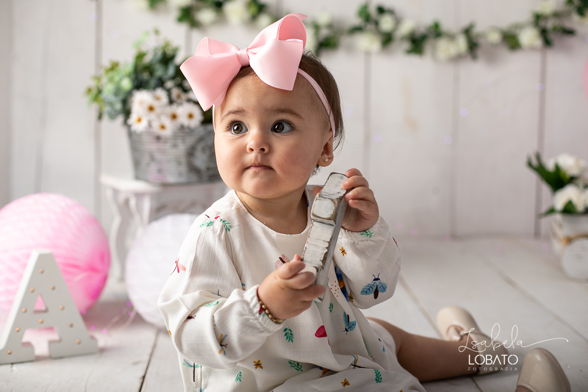 a-hora-do-bolo-esmagando-o-bolo-smash-the-cake-fotografia-de-crianca-aniversario-infantil-fotografa-de-crianca-em-barbacena-isabela-lobato-cake-smash-photography-fotografia-primeiro-aninho-estudio-fotografico-em-barbacena-isabela-lobato-fotografia