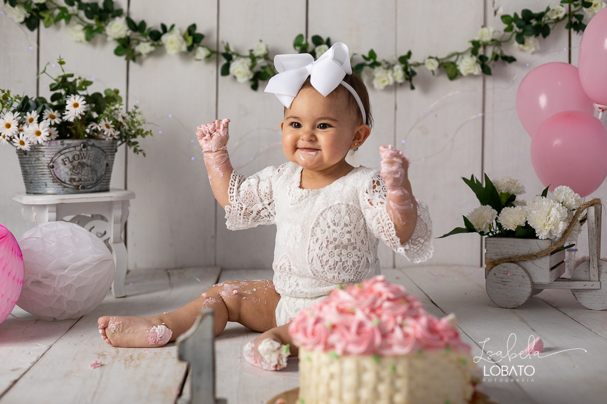 a-hora-do-bolo-esmagando-o-bolo-smash-the-cake-fotografia-de-crianca-aniversario-infantil-fotografa-de-crianca-em-barbacena-isabela-lobato-cake-smash-photography-fotografia-primeiro-aninho-estudio-fotografico-em-barbacena-isabela-lobato-fotografia