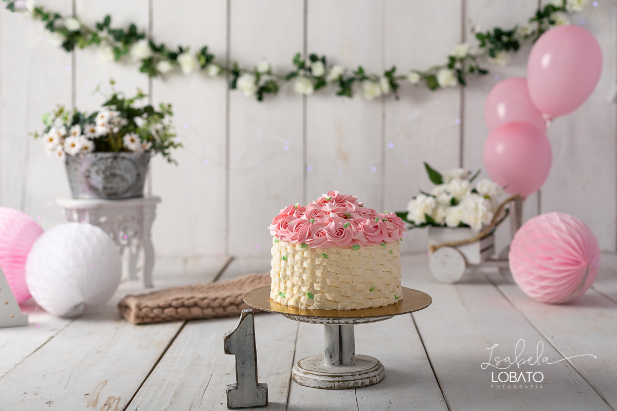 a-hora-do-bolo-esmagando-o-bolo-smash-the-cake-fotografia-de-crianca-aniversario-infantil-fotografa-de-crianca-em-barbacena-isabela-lobato-cake-smash-photography-fotografia-primeiro-aninho-estudio-fotografico-em-barbacena-isabela-lobato-fotografia