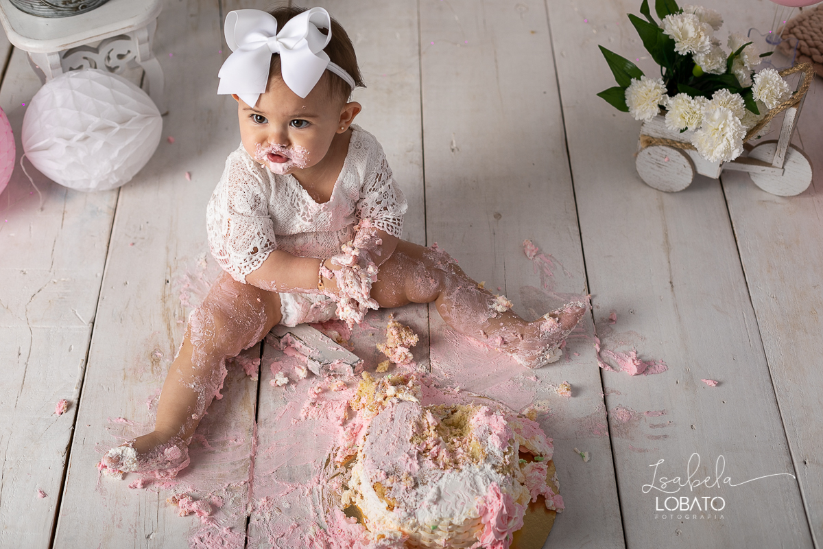 a-hora-do-bolo-esmagando-o-bolo-smash-the-cake-fotografia-de-crianca-aniversario-infantil-fotografa-de-crianca-em-barbacena-isabela-lobato-cake-smash-photography-fotografia-primeiro-aninho-estudio-fotografico-em-barbacena-isabela-lobato-fotografia