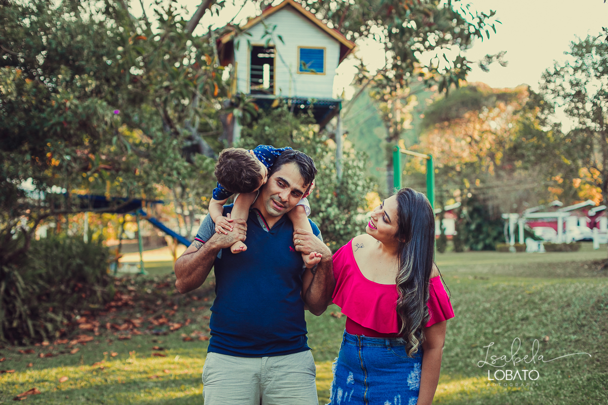 ensaio-familia-fotografia-de-familia-family-photo-ensaio-externo-em-barbacena-hotel-melhores-hoteis-de-barbacena-park-hotel-mantiqueira-fotografa-de-gestante-em-barbacena-isabela-lobato-fotografia-foto-natureza-parquinho-brincadeira-de-crianca-fotografa