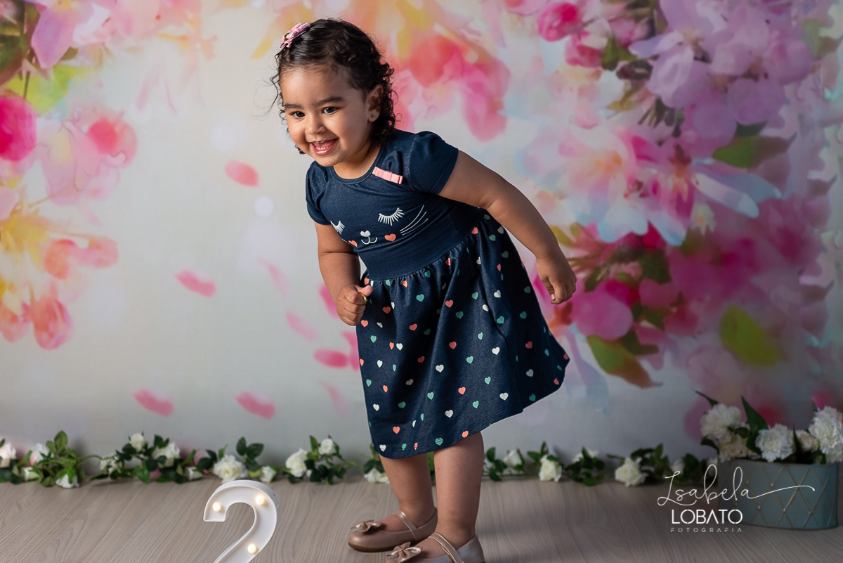 ensaio-fotografico-infantil-luisa-fez-2-o-jardim-da-luisa-festa-de-aniversario-decoracao-jardim-primavera-flores-criancas-fotografa-infantil-em-barbacena-smash-the-cake-jardim-aniversario-de-dois-anos-estudio-fotografico-em-barbacena-isabela-lobato-fotos