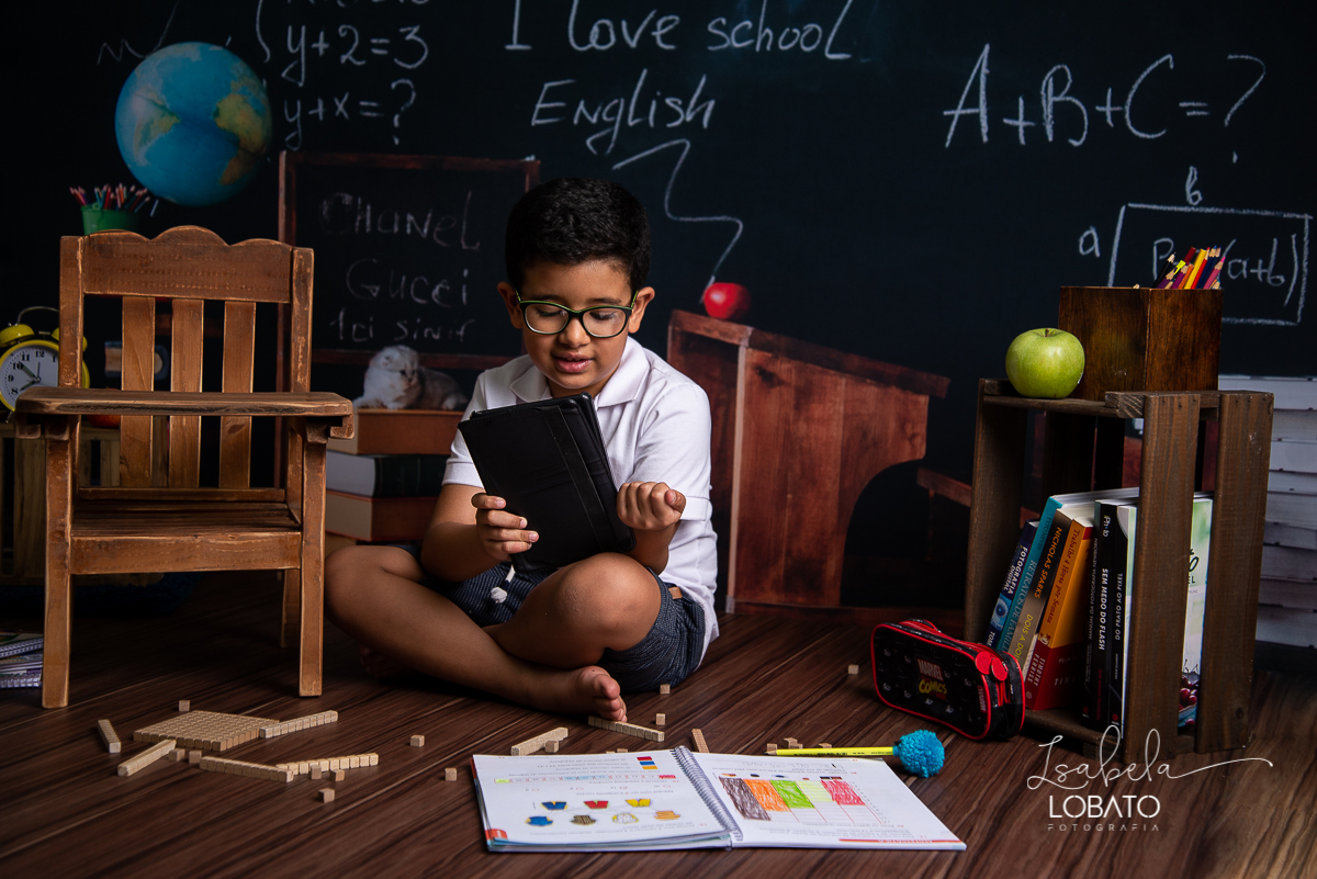 pandemia-covid19-alunos-sem-escola-alunos-estudando-em-casa-ensino-fundamental-a-distancia-novo-metodo-de-educacao-a-distancia-as-escolas-fechadas-os-pais-professores-licao-de-casa-material-escolar-dia-das-criancas-2020-ensaio-fotografico-dia-das-criancas