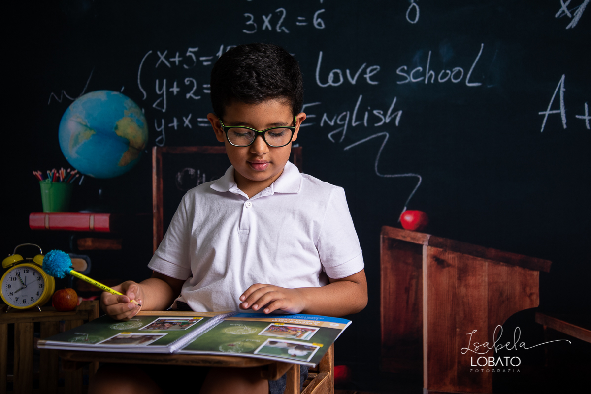 pandemia-covid19-alunos-sem-escola-alunos-estudando-em-casa-ensino-fundamental-a-distancia-novo-metodo-de-educacao-a-distancia-as-escolas-fechadas-os-pais-professores-licao-de-casa-material-escolar-dia-das-criancas-2020-ensaio-fotografico-dia-das-criancas