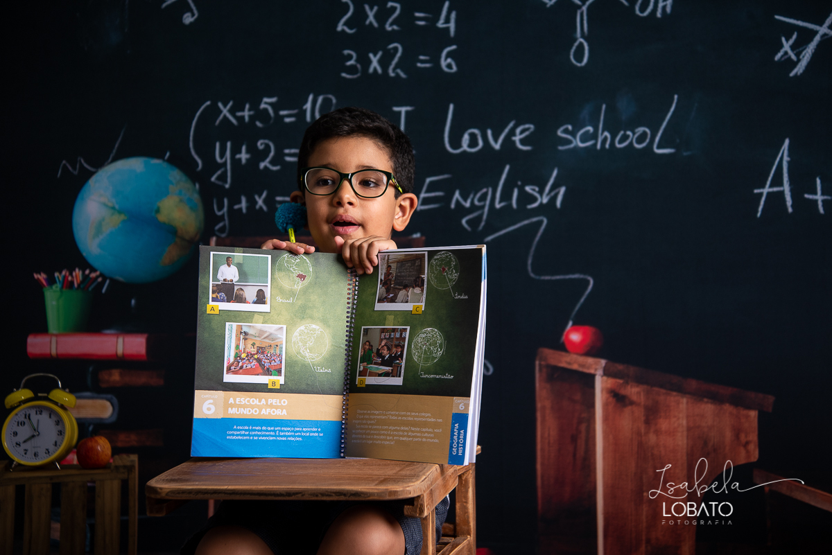 pandemia-covid19-alunos-sem-escola-alunos-estudando-em-casa-ensino-fundamental-a-distancia-novo-metodo-de-educacao-a-distancia-as-escolas-fechadas-os-pais-professores-licao-de-casa-material-escolar-dia-das-criancas-2020-ensaio-fotografico-dia-das-criancas