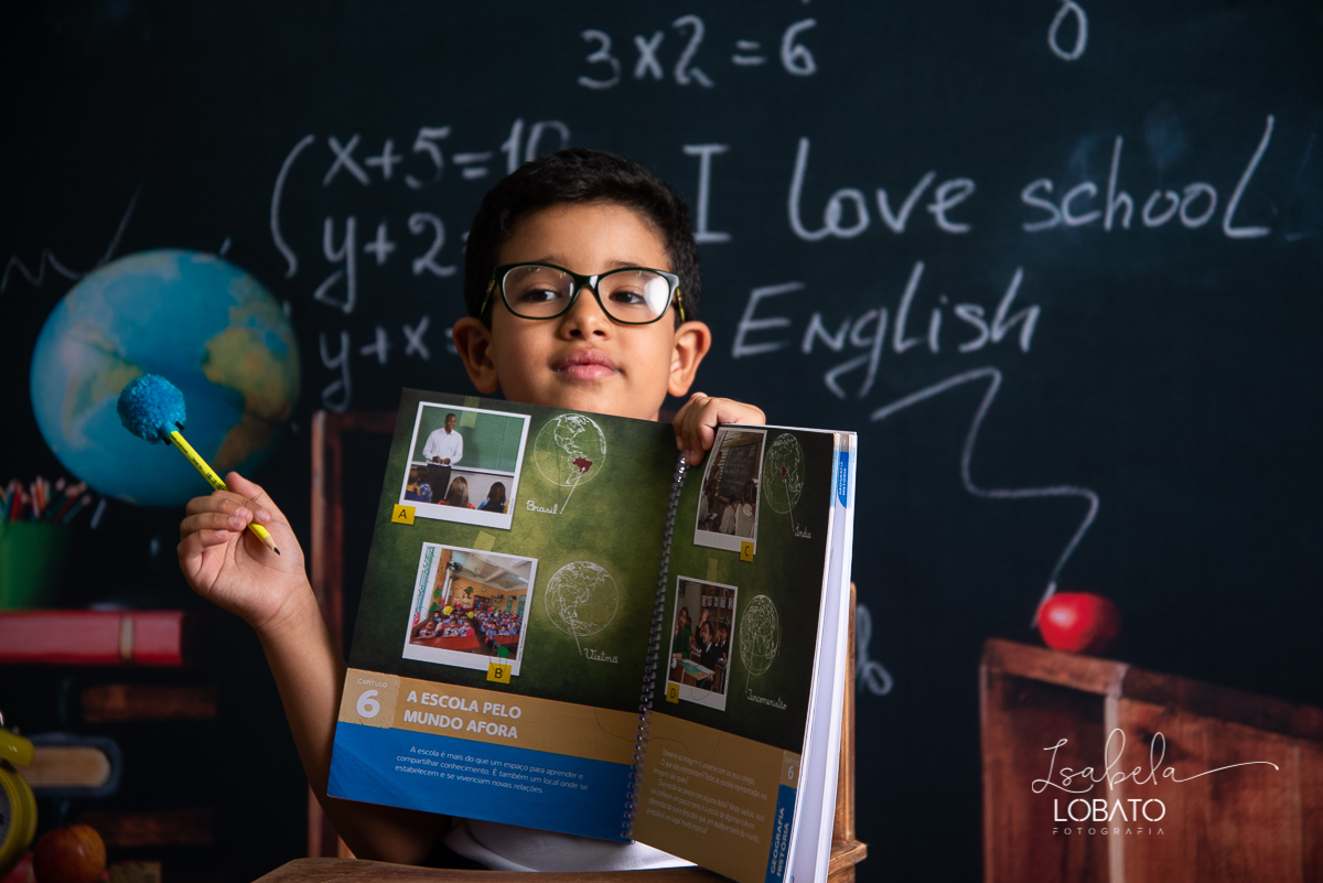 pandemia-covid19-alunos-sem-escola-alunos-estudando-em-casa-ensino-fundamental-a-distancia-novo-metodo-de-educacao-a-distancia-as-escolas-fechadas-os-pais-professores-licao-de-casa-material-escolar-bernoulli-educacao-ensaio-fotografico-dia-das-criancas