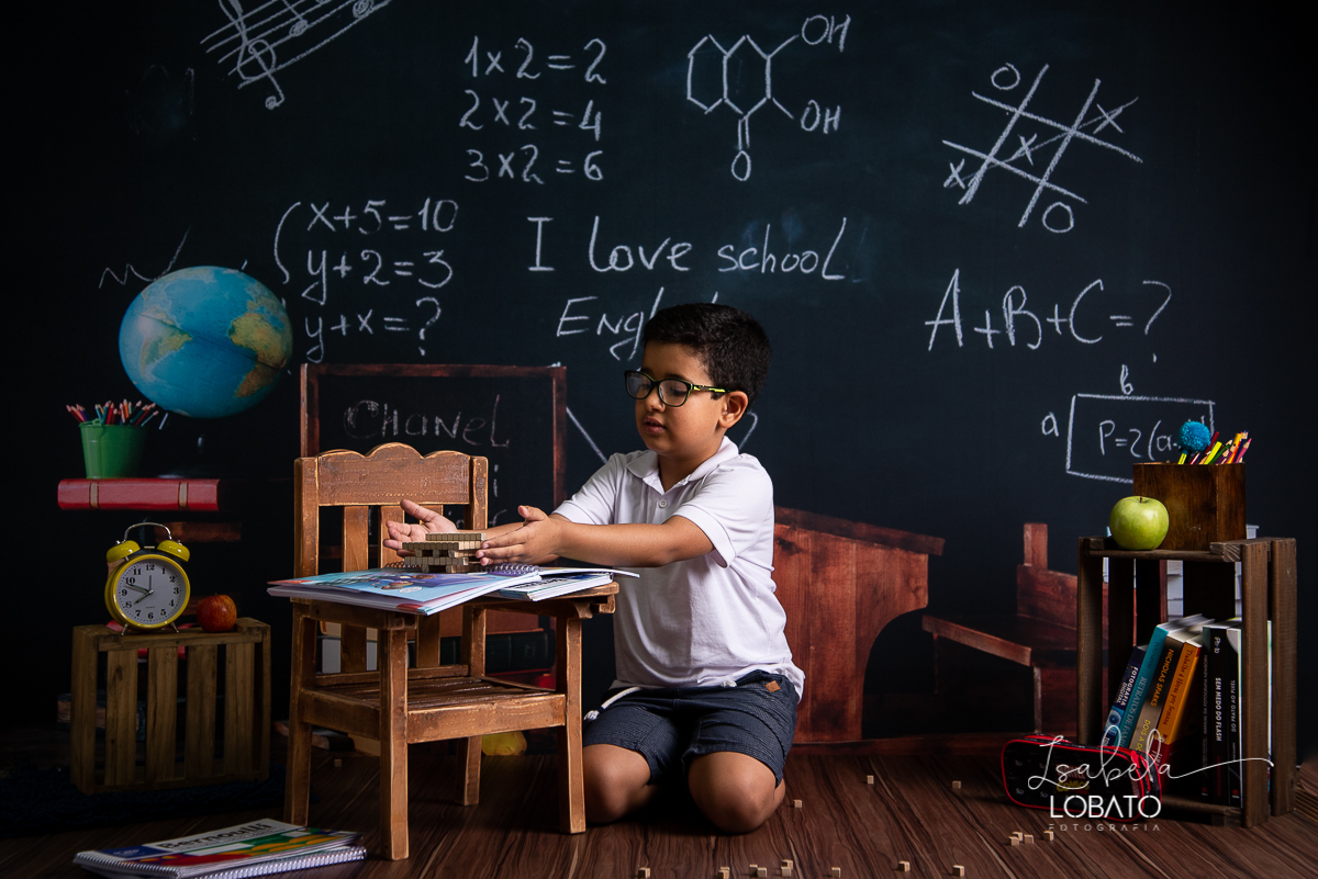 pandemia-covid19-alunos-sem-escola-alunos-estudando-em-casa-ensino-fundamental-a-distancia-novo-metodo-de-educacao-a-distancia-as-escolas-fechadas-os-pais-professores-licao-de-casa-material-escolar-dia-das-criancas-2020-ensaio-fotografico-dia-das-criancas
