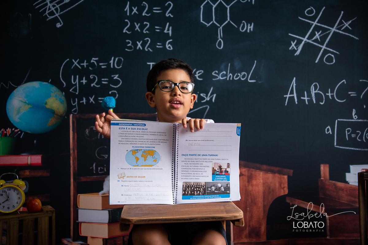 pandemia-covid19-alunos-sem-escola-alunos-estudando-em-casa-ensino-fundamental-a-distancia-novo-metodo-de-educacao-a-distancia-as-escolas-fechadas-os-pais-professores-licao-de-casa-material-escolar-bernoulli-educacao-ensaio-fotografico-dia-das-criancas