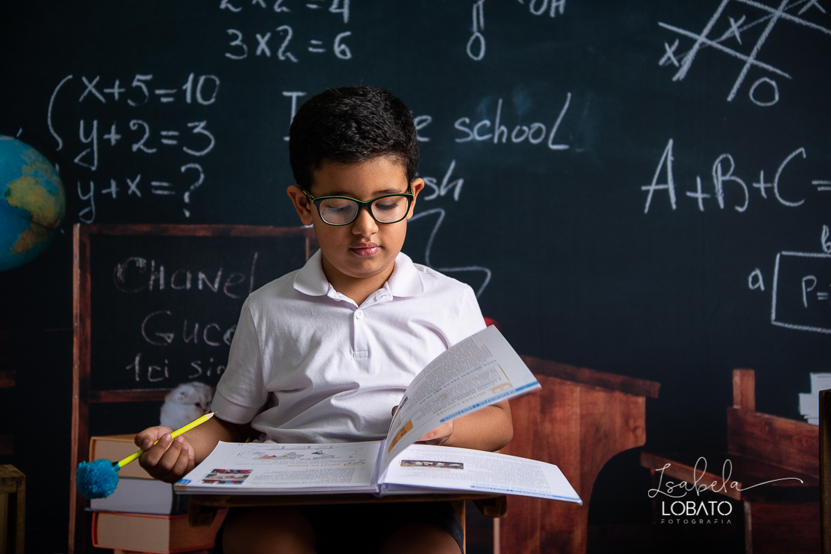 pandemia-covid19-alunos-sem-escola-alunos-estudando-em-casa-ensino-fundamental-a-distancia-novo-metodo-de-educacao-a-distancia-as-escolas-fechadas-os-pais-professores-licao-de-casa-material-escolar-bernoulli-educacao-ensaio-fotografico-dia-das-criancas