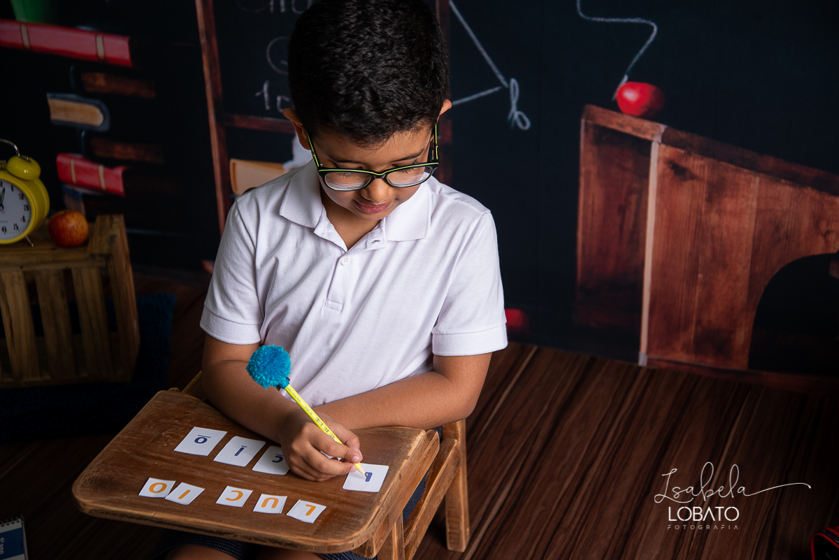 pandemia-covid19-alunos-sem-escola-alunos-estudando-em-casa-ensino-fundamental-a-distancia-novo-metodo-de-educacao-a-distancia-as-escolas-fechadas-os-pais-professores-licao-de-casa-material-escolar-bernoulli-educacao-ensaio-fotografico-dia-das-criancas