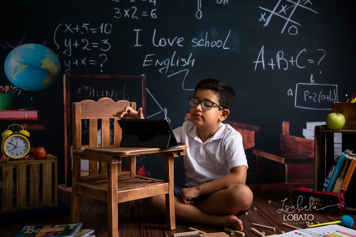 pandemia-covid19-alunos-sem-escola-alunos-estudando-em-casa-ensino-fundamental-a-distancia-novo-metodo-de-educacao-a-distancia-as-escolas-fechadas-os-pais-professores-licao-de-casa-material-escolar-dia-das-criancas-2020-ensaio-fotografico-dia-das-criancas