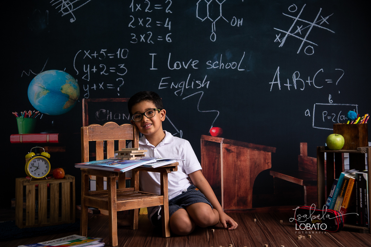 pandemia-covid19-alunos-sem-escola-alunos-estudando-em-casa-ensino-fundamental-a-distancia-novo-metodo-de-educacao-a-distancia-as-escolas-fechadas-os-pais-professores-licao-de-casa-material-escolar-dia-das-criancas-2020-ensaio-fotografico-dia-das-criancas