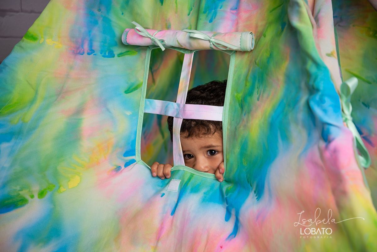 como-e-bom-ser-crianca-brincadeira-de-crianca-dia-das-criancas-2020-ensaio-fotografico -de-dia-das-criancas-fotografia-de-crianca-cabana-infantil-cabana-para-ensaio-fotografico-pintura-tie-dye-estudio-fotografico-em-barbacena-isabela-lobato-fotografia