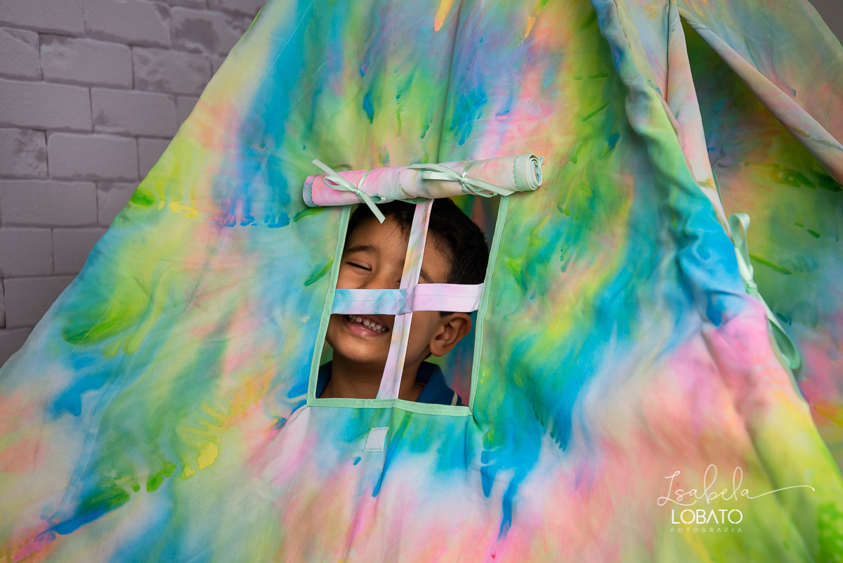 como-e-bom-ser-crianca-brincadeira-de-crianca-dia-das-criancas-2020-ensaio-fotografico -de-dia-das-criancas-fotografia-de-crianca-cabana-infantil-cabana-para-ensaio-fotografico-pintura-tie-dye-estudio-fotografico-em-barbacena-isabela-lobato-fotografia