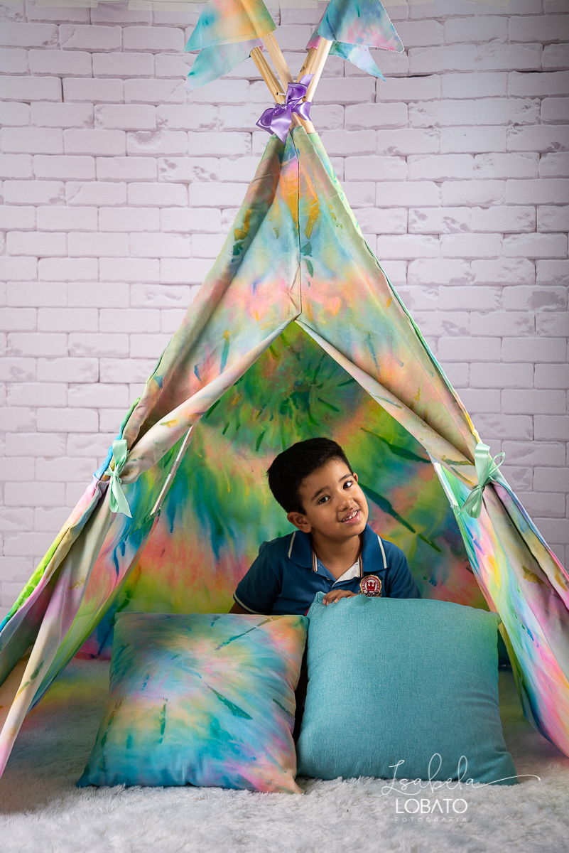 como-e-bom-ser-crianca-brincadeira-de-crianca-dia-das-criancas-2020-ensaio-fotografico -de-dia-das-criancas-fotografia-de-crianca-cabana-infantil-cabana-para-ensaio-fotografico-pintura-tie-dye-estudio-fotografico-em-barbacena-isabela-lobato-fotografia