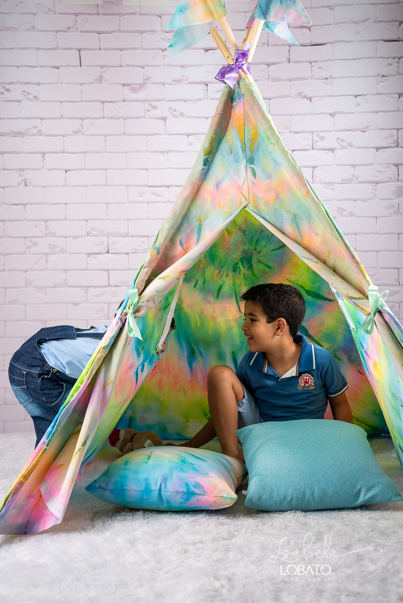 como-e-bom-ser-crianca-brincadeira-de-crianca-dia-das-criancas-2020-ensaio-fotografico -de-dia-das-criancas-fotografia-de-crianca-cabana-infantil-cabana-para-ensaio-fotografico-pintura-tie-dye-estudio-fotografico-em-barbacena-isabela-lobato-fotografia