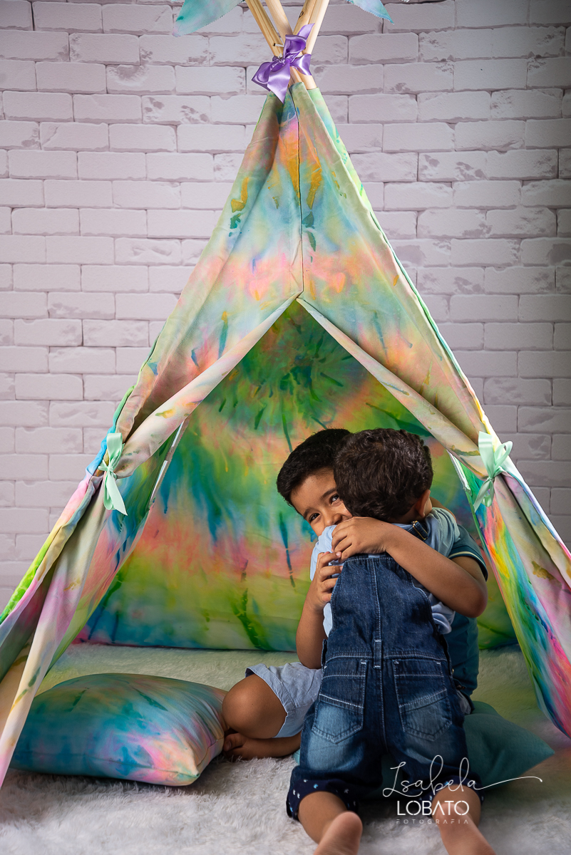 como-e-bom-ser-crianca-brincadeira-de-crianca-dia-das-criancas-2020-ensaio-fotografico -de-dia-das-criancas-fotografia-de-crianca-cabana-infantil-cabana-para-ensaio-fotografico-pintura-tie-dye-estudio-fotografico-em-barbacena-isabela-lobato-fotografia