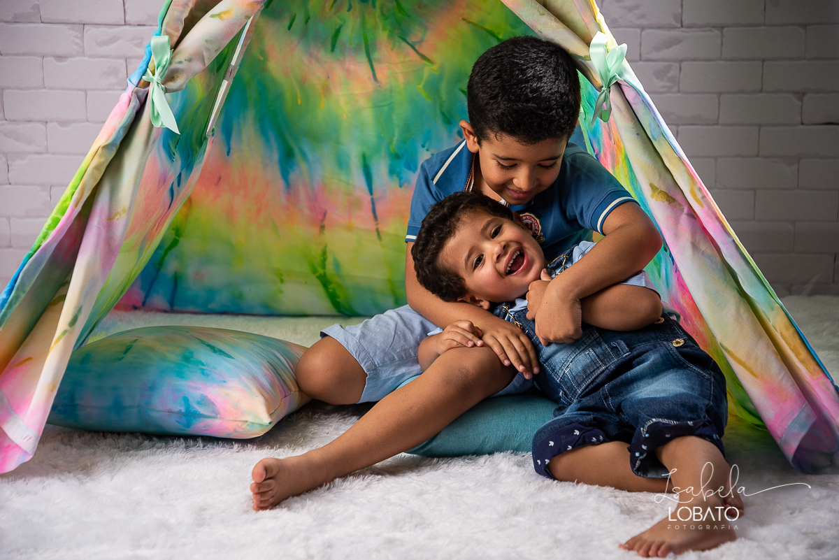 como-e-bom-ser-crianca-brincadeira-de-crianca-dia-das-criancas-2020-ensaio-fotografico -de-dia-das-criancas-fotografia-de-crianca-cabana-infantil-cabana-para-ensaio-fotografico-pintura-tie-dye-estudio-fotografico-em-barbacena-isabela-lobato-fotografia