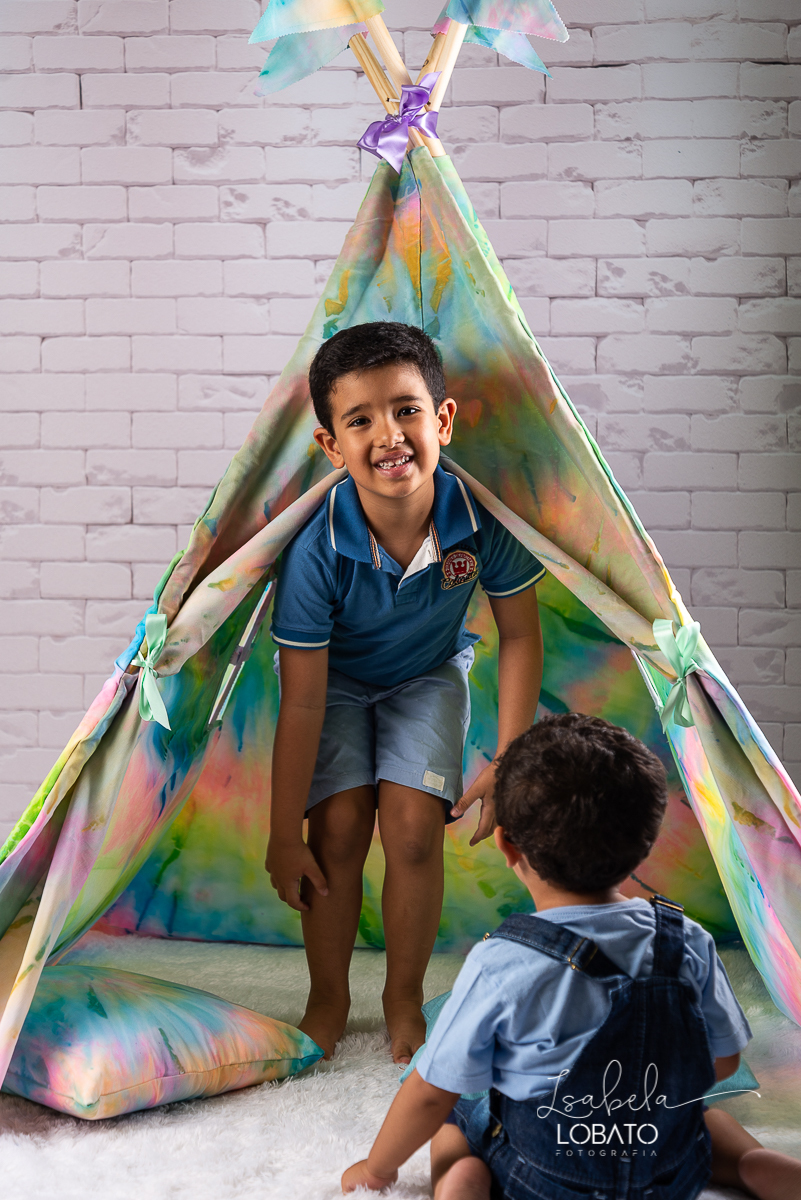 como-e-bom-ser-crianca-brincadeira-de-crianca-dia-das-criancas-2020-ensaio-fotografico -de-dia-das-criancas-fotografia-de-crianca-cabana-infantil-cabana-para-ensaio-fotografico-pintura-tie-dye-estudio-fotografico-em-barbacena-isabela-lobato-fotografia