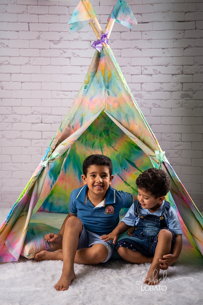como-e-bom-ser-crianca-brincadeira-de-crianca-dia-das-criancas-2020-ensaio-fotografico -de-dia-das-criancas-fotografia-de-crianca-cabana-infantil-cabana-para-ensaio-fotografico-pintura-tie-dye-estudio-fotografico-em-barbacena-isabela-lobato-fotografia