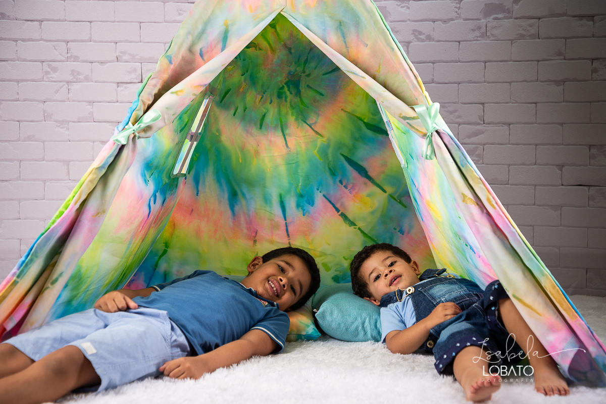 como-e-bom-ser-crianca-brincadeira-de-crianca-dia-das-criancas-2020-ensaio-fotografico -de-dia-das-criancas-fotografia-de-crianca-cabana-infantil-cabana-para-ensaio-fotografico-pintura-tie-dye-estudio-fotografico-em-barbacena-isabela-lobato-fotografia