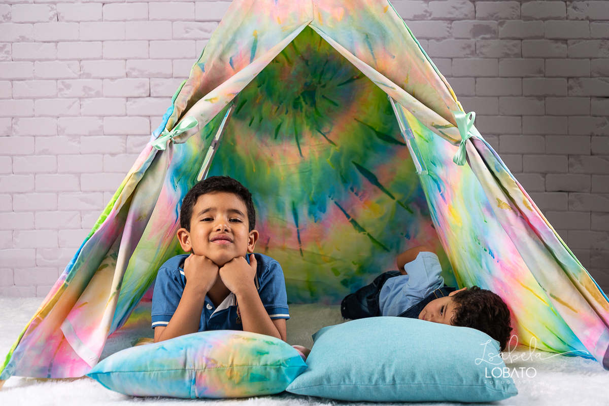 como-e-bom-ser-crianca-brincadeira-de-crianca-dia-das-criancas-2020-ensaio-fotografico -de-dia-das-criancas-fotografia-de-crianca-cabana-infantil-cabana-para-ensaio-fotografico-pintura-tie-dye-estudio-fotografico-em-barbacena-isabela-lobato-fotografia