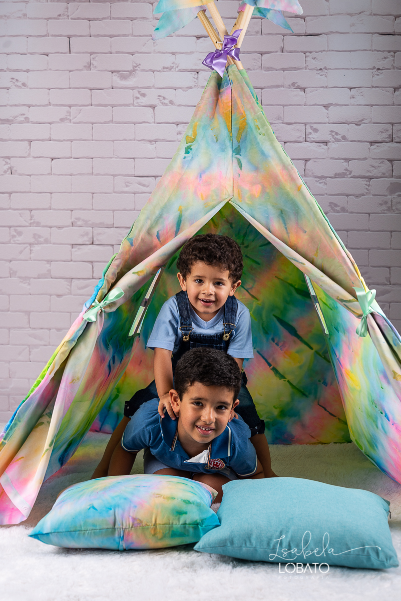 como-e-bom-ser-crianca-brincadeira-de-crianca-dia-das-criancas-2020-ensaio-fotografico -de-dia-das-criancas-fotografia-de-crianca-cabana-infantil-cabana-para-ensaio-fotografico-pintura-tie-dye-estudio-fotografico-em-barbacena-isabela-lobato-fotografia