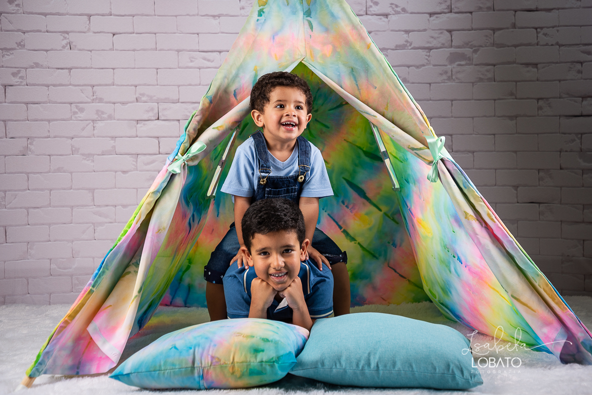 como-e-bom-ser-crianca-brincadeira-de-crianca-dia-das-criancas-2020-ensaio-fotografico -de-dia-das-criancas-fotografia-de-crianca-cabana-infantil-cabana-para-ensaio-fotografico-pintura-tie-dye-estudio-fotografico-em-barbacena-isabela-lobato-fotografia
