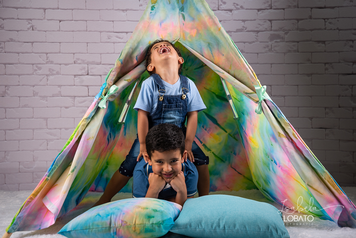 como-e-bom-ser-crianca-brincadeira-de-crianca-dia-das-criancas-2020-ensaio-fotografico -de-dia-das-criancas-fotografia-de-crianca-cabana-infantil-cabana-para-ensaio-fotografico-pintura-tie-dye-estudio-fotografico-em-barbacena-isabela-lobato-fotografia