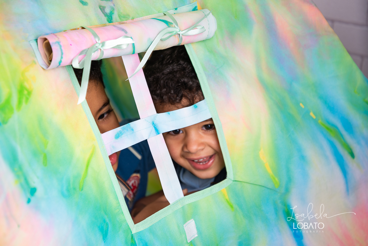 como-e-bom-ser-crianca-brincadeira-de-crianca-dia-das-criancas-2020-ensaio-fotografico -de-dia-das-criancas-fotografia-de-crianca-cabana-infantil-cabana-para-ensaio-fotografico-pintura-tie-dye-estudio-fotografico-em-barbacena-isabela-lobato-fotografia