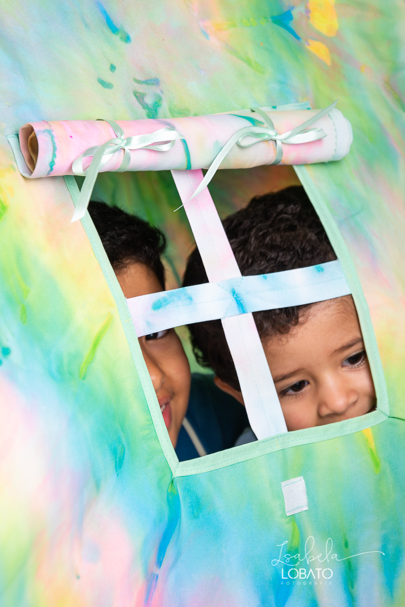 como-e-bom-ser-crianca-brincadeira-de-crianca-dia-das-criancas-2020-ensaio-fotografico -de-dia-das-criancas-fotografia-de-crianca-cabana-infantil-cabana-para-ensaio-fotografico-pintura-tie-dye-estudio-fotografico-em-barbacena-isabela-lobato-fotografia