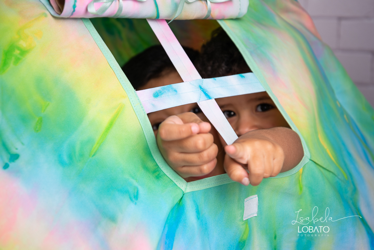 como-e-bom-ser-crianca-brincadeira-de-crianca-dia-das-criancas-2020-ensaio-fotografico -de-dia-das-criancas-fotografia-de-crianca-cabana-infantil-cabana-para-ensaio-fotografico-pintura-tie-dye-estudio-fotografico-em-barbacena-isabela-lobato-fotografia