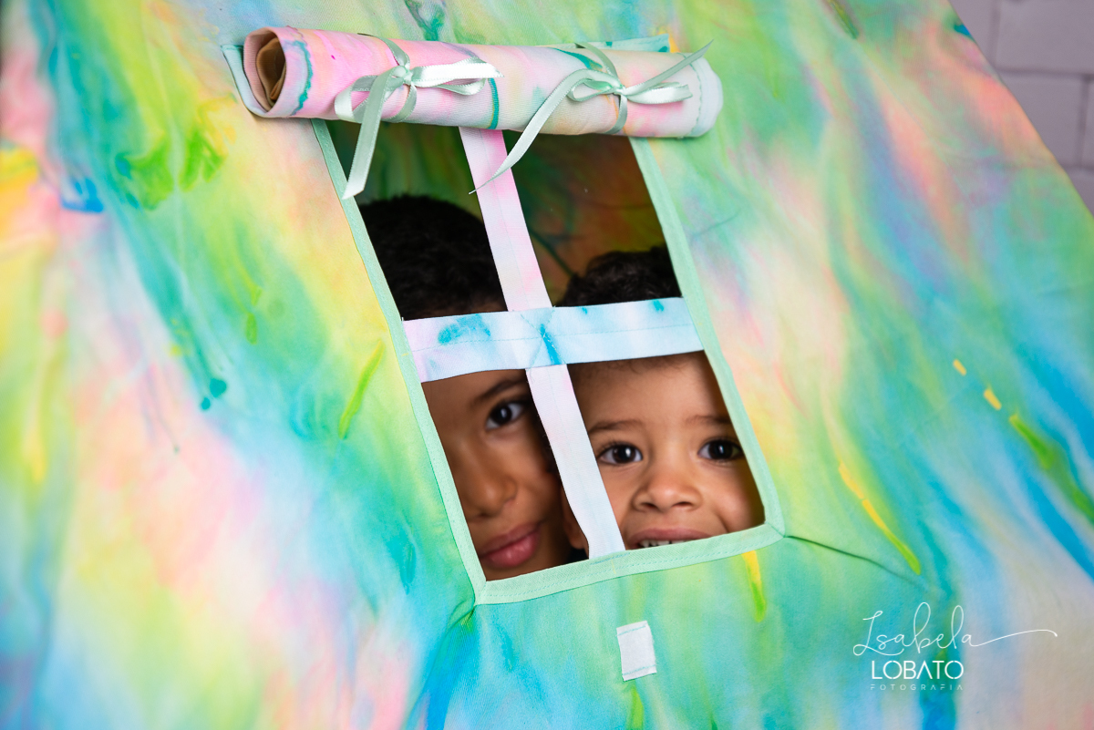 como-e-bom-ser-crianca-brincadeira-de-crianca-dia-das-criancas-2020-ensaio-fotografico -de-dia-das-criancas-fotografia-de-crianca-cabana-infantil-cabana-para-ensaio-fotografico-pintura-tie-dye-estudio-fotografico-em-barbacena-isabela-lobato-fotografia