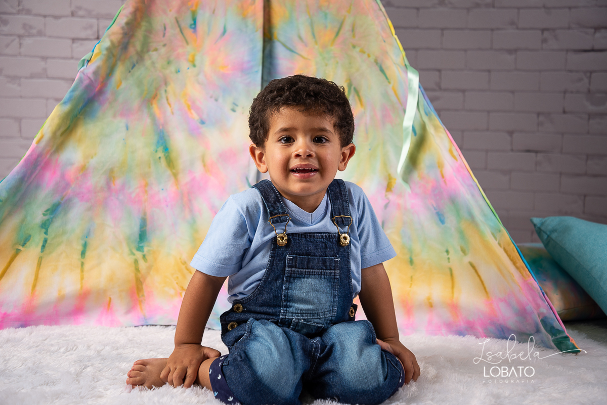 como-e-bom-ser-crianca-brincadeira-de-crianca-dia-das-criancas-2020-ensaio-fotografico -de-dia-das-criancas-fotografia-de-crianca-cabana-infantil-cabana-para-ensaio-fotografico-pintura-tie-dye-estudio-fotografico-em-barbacena-isabela-lobato-fotografia