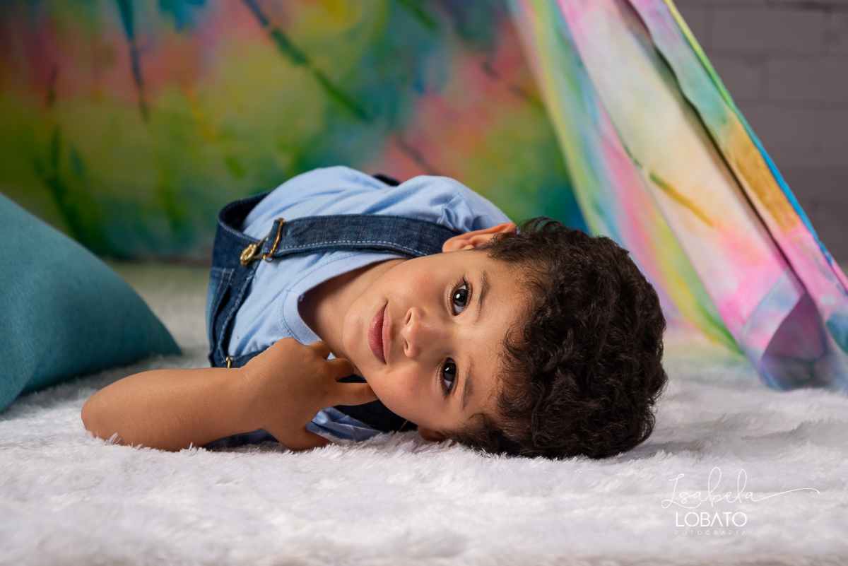 como-e-bom-ser-crianca-brincadeira-de-crianca-dia-das-criancas-2020-ensaio-fotografico -de-dia-das-criancas-fotografia-de-crianca-cabana-infantil-cabana-para-ensaio-fotografico-pintura-tie-dye-estudio-fotografico-em-barbacena-isabela-lobato-fotografia