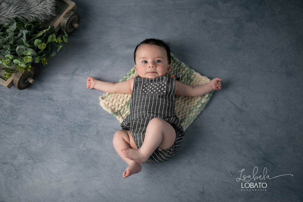 fases-do-bebe-acompanhamento-fotografico-mensal-fotografia-de-bebe-ensaio-de-bebe-6-meses-estudio-fotografico-especializado-em-bebes-isabela-lobato-fotografia-barbacena-melhor-fotografa-de-crianca-newborn-ensaio-recem-nascido-ensaio-bebe-de-quatro-meses