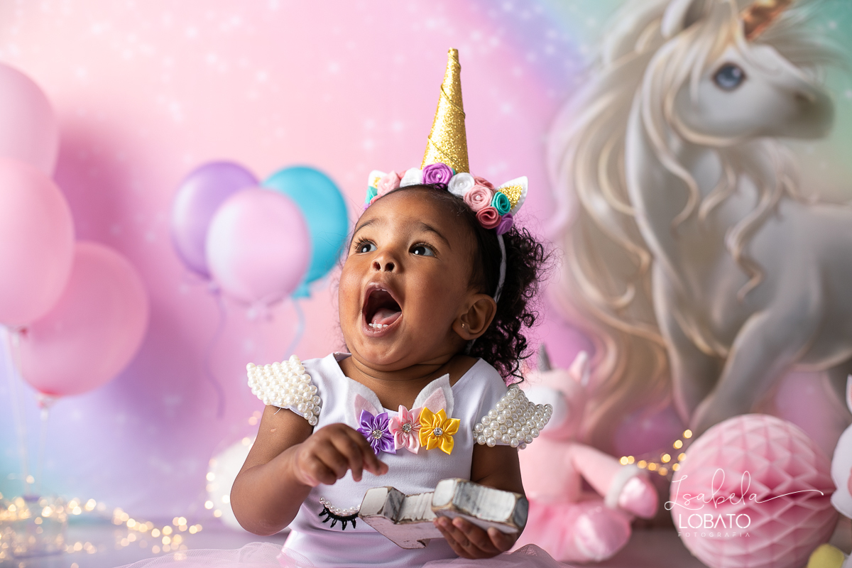 smash-the-cake-a-hora-do-bolo-esmagando-o-bolo-moana-faz-1-aniversario-unicornio-fantasia-unicornio-ensaio-fotografico-unicornio-fotografo-destaque-em-minas-gerais-melhor-fotografa-infantil-estudio-fotografico-barbacena-isabela-lobato-fotografia