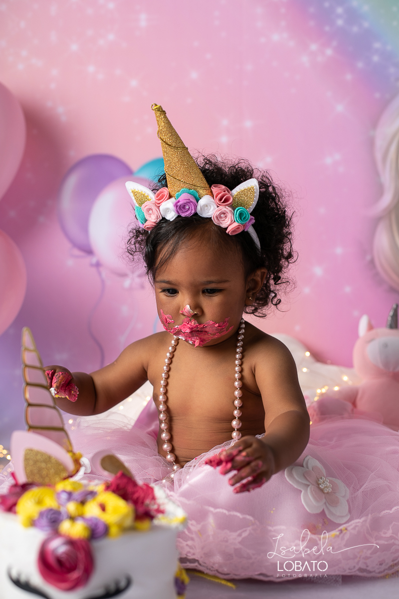 smash-the-cake-a-hora-do-bolo-esmagando-o-bolo-moana-faz-1-aniversario-unicornio-fantasia-unicornio-ensaio-fotografico-unicornio-fotografo-destaque-em-minas-gerais-melhor-fotografa-infantil-estudio-fotografico-barbacena-isabela-lobato-fotografia