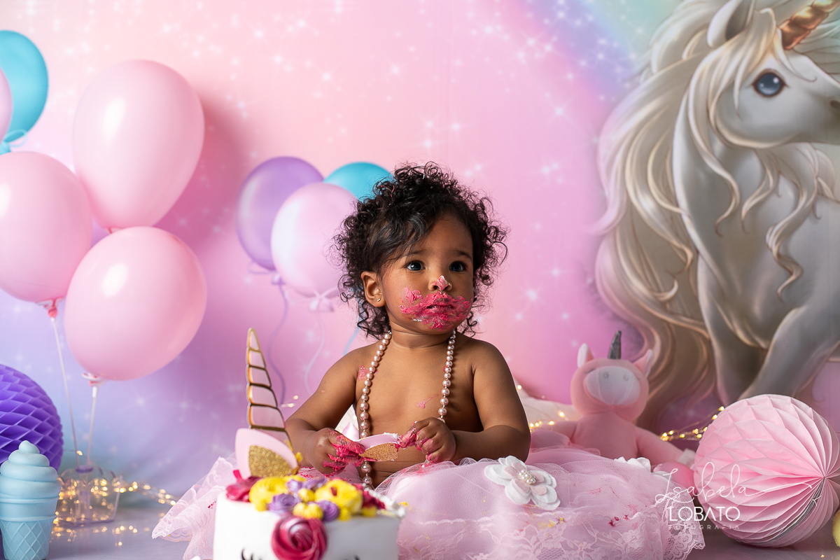 smash-the-cake-a-hora-do-bolo-esmagando-o-bolo-moana-faz-1-aniversario-unicornio-fantasia-unicornio-ensaio-fotografico-unicornio-fotografo-destaque-em-minas-gerais-melhor-fotografa-infantil-estudio-fotografico-barbacena-isabela-lobato-fotografia