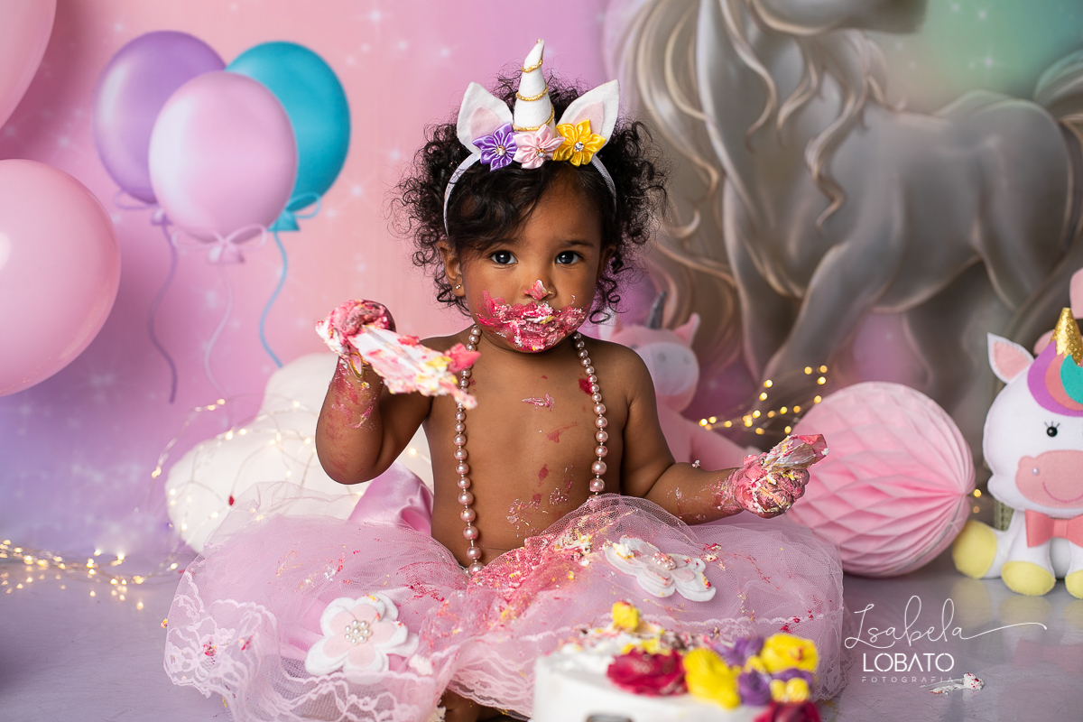 smash-the-cake-a-hora-do-bolo-esmagando-o-bolo-moana-faz-1-aniversario-unicornio-fantasia-unicornio-ensaio-fotografico-unicornio-fotografo-destaque-em-minas-gerais-melhor-fotografa-infantil-estudio-fotografico-barbacena-isabela-lobato-fotografia