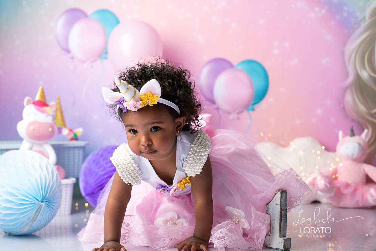 smash-the-cake-a-hora-do-bolo-esmagando-o-bolo-moana-faz-1-aniversario-unicornio-fantasia-unicornio-ensaio-fotografico-unicornio-fotografo-destaque-em-minas-gerais-melhor-fotografa-infantil-estudio-fotografico-barbacena-isabela-lobato-fotografia
