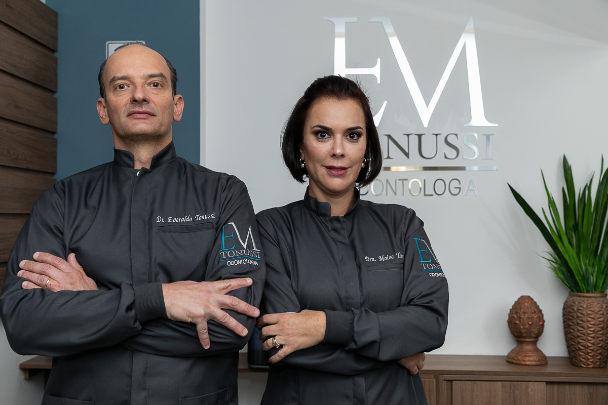 em-tonussi-odontologia-foto-biografia-biografia-fotografia-publicitaria-mktdigital-midiassociais-marketing-marketing-digital-dentista-clinica-odontológica-harmonizacao-facil-cirurgia-dentista-implantodontia-odontopediatria-moisa-tonussi-isabela-lobato