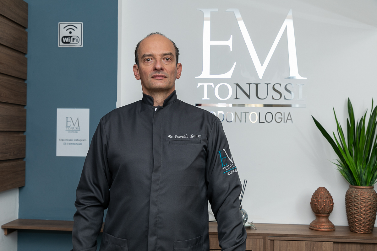 em-tonussi-odontologia-foto-biografia-biografia-fotografia-publicitaria-mktdigital-midiassociais-marketing-marketing-digital-dentista-clinica-odontológica-harmonizacao-facil-cirurgia-dentista-implantodontia-odontopediatria-moisa-tonussi-isabela-lobato