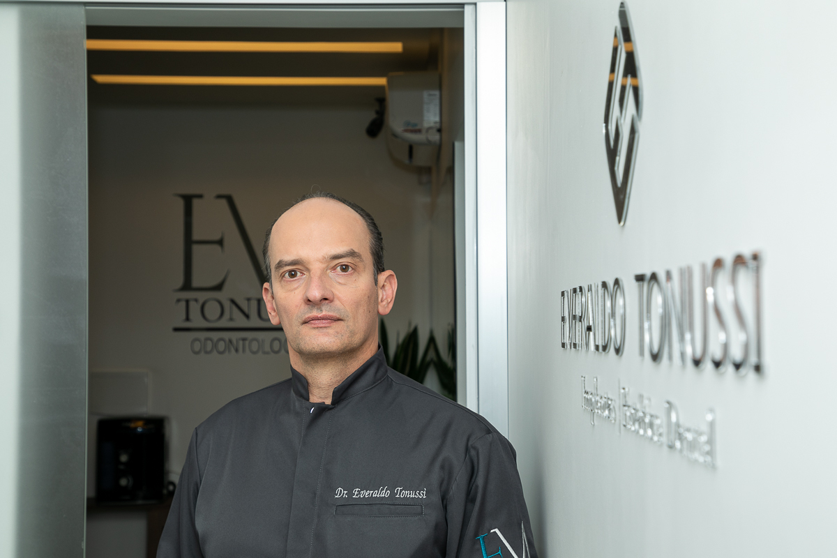 em-tonussi-odontologia-foto-biografia-biografia-fotografia-publicitaria-mktdigital-midiassociais-marketing-marketing-digital-dentista-clinica-odontológica-harmonizacao-facil-cirurgia-dentista-implantodontia-odontopediatria-moisa-tonussi-isabela-lobato