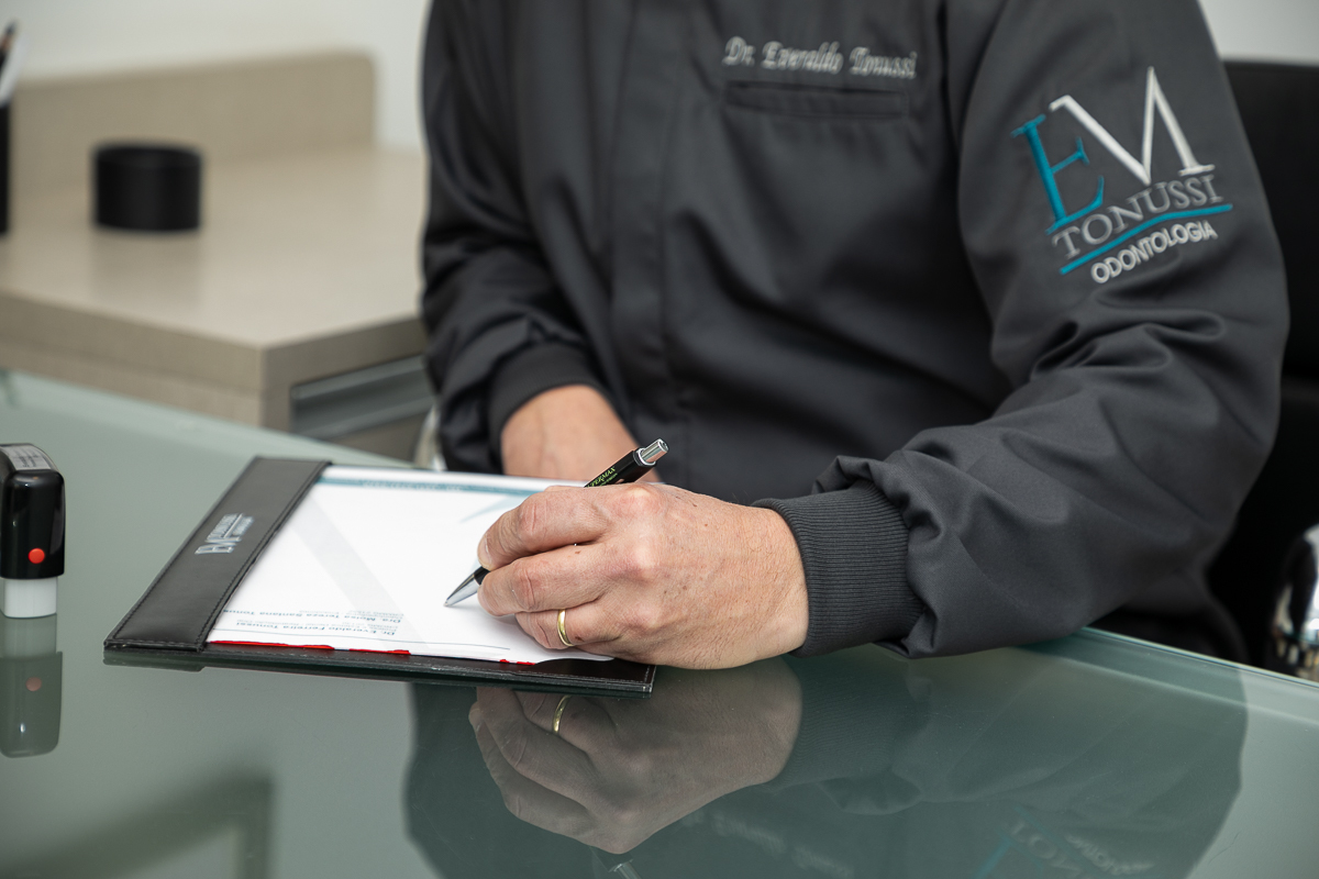 em-tonussi-odontologia-foto-biografia-biografia-fotografia-publicitaria-mktdigital-midiassociais-marketing-marketing-digital-dentista-clinica-odontológica-harmonizacao-facil-cirurgia-dentista-implantodontia-odontopediatria-moisa-tonussi-isabela-lobato