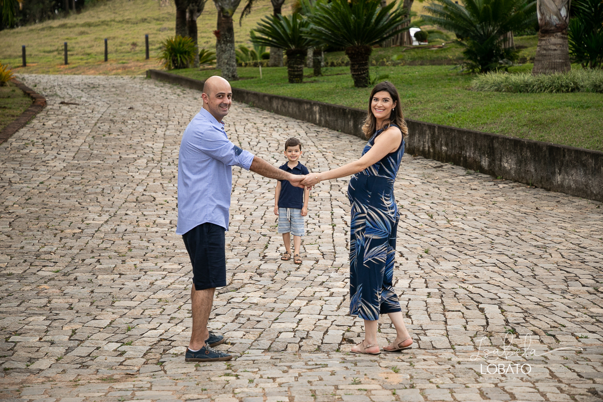 ensaio-gestante-externo-fotografia-de-gravida-fotos-de-gestante-book-de-gestante-ensaio-familia-fotografa-em-barbacena-melhor-fotografa-isabela-lobato-fotografia-ensaio-gestante-lyfiestile- amor-de-mae-roupa-de-gestante-isabela-lobato-fotografia-estudio