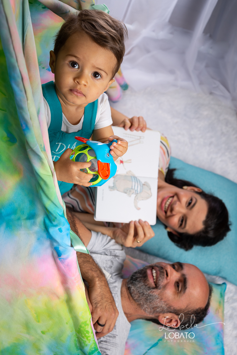 como-e-bom-ser-crianca-brincadeira-de-crianca-dia-das-criancas-2020-ensaio-fotografico -de-dia-das-criancas-fotografia-de-crianca-cabana-infantil-cabana-para-ensaio-fotografico-pintura-tie-dye-estudio-fotografico-em-barbacena-isabela-lobato-fotografia