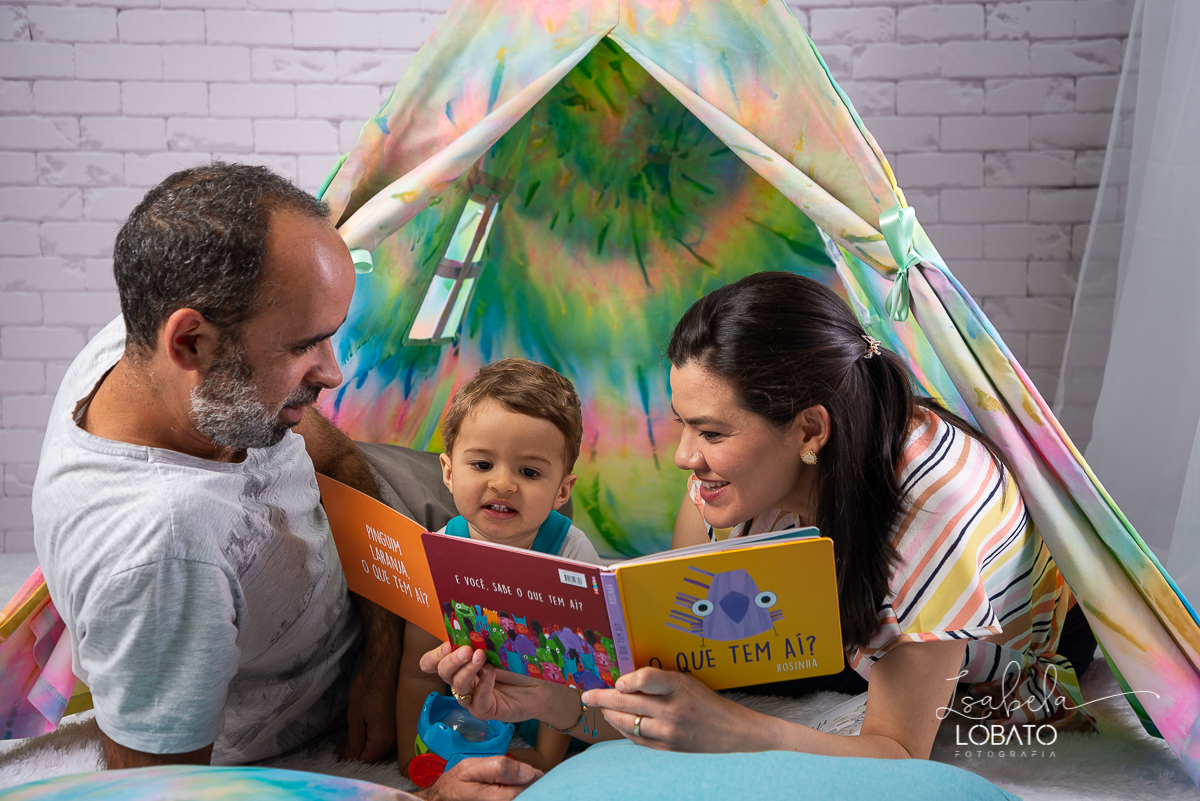 como-e-bom-ser-crianca-brincadeira-de-crianca-dia-das-criancas-2020-ensaio-fotografico -de-dia-das-criancas-fotografia-de-crianca-cabana-infantil-cabana-para-ensaio-fotografico-pintura-tie-dye-estudio-fotografico-em-barbacena-isabela-lobato-fotografia