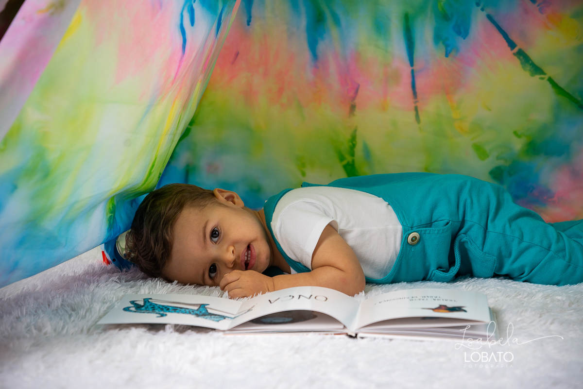como-e-bom-ser-crianca-brincadeira-de-crianca-dia-das-criancas-2020-ensaio-fotografico -de-dia-das-criancas-fotografia-de-crianca-cabana-infantil-cabana-para-ensaio-fotografico-pintura-tie-dye-estudio-fotografico-em-barbacena-isabela-lobato-fotografia