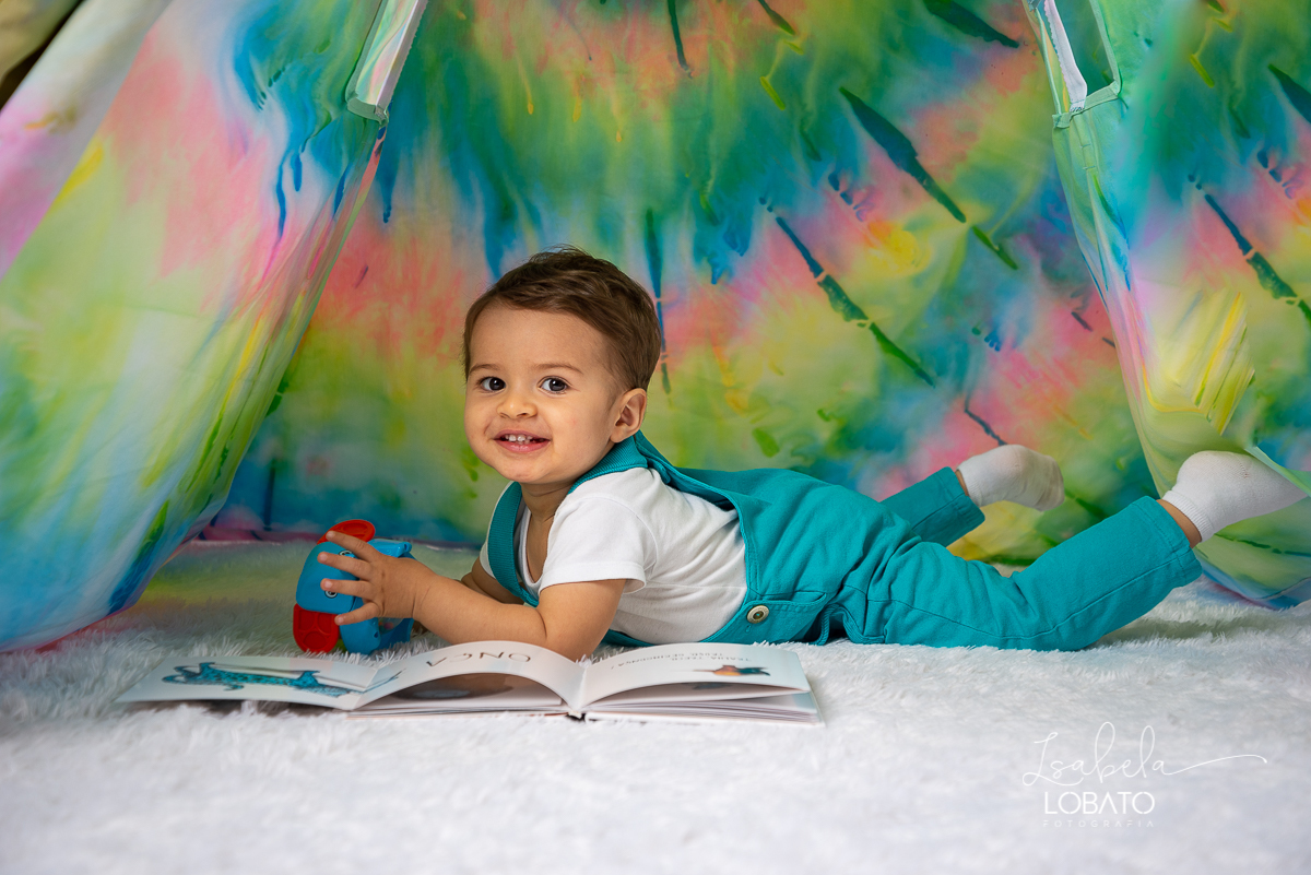 como-e-bom-ser-crianca-brincadeira-de-crianca-dia-das-criancas-2020-ensaio-fotografico -de-dia-das-criancas-fotografia-de-crianca-cabana-infantil-cabana-para-ensaio-fotografico-pintura-tie-dye-estudio-fotografico-em-barbacena-isabela-lobato-fotografia